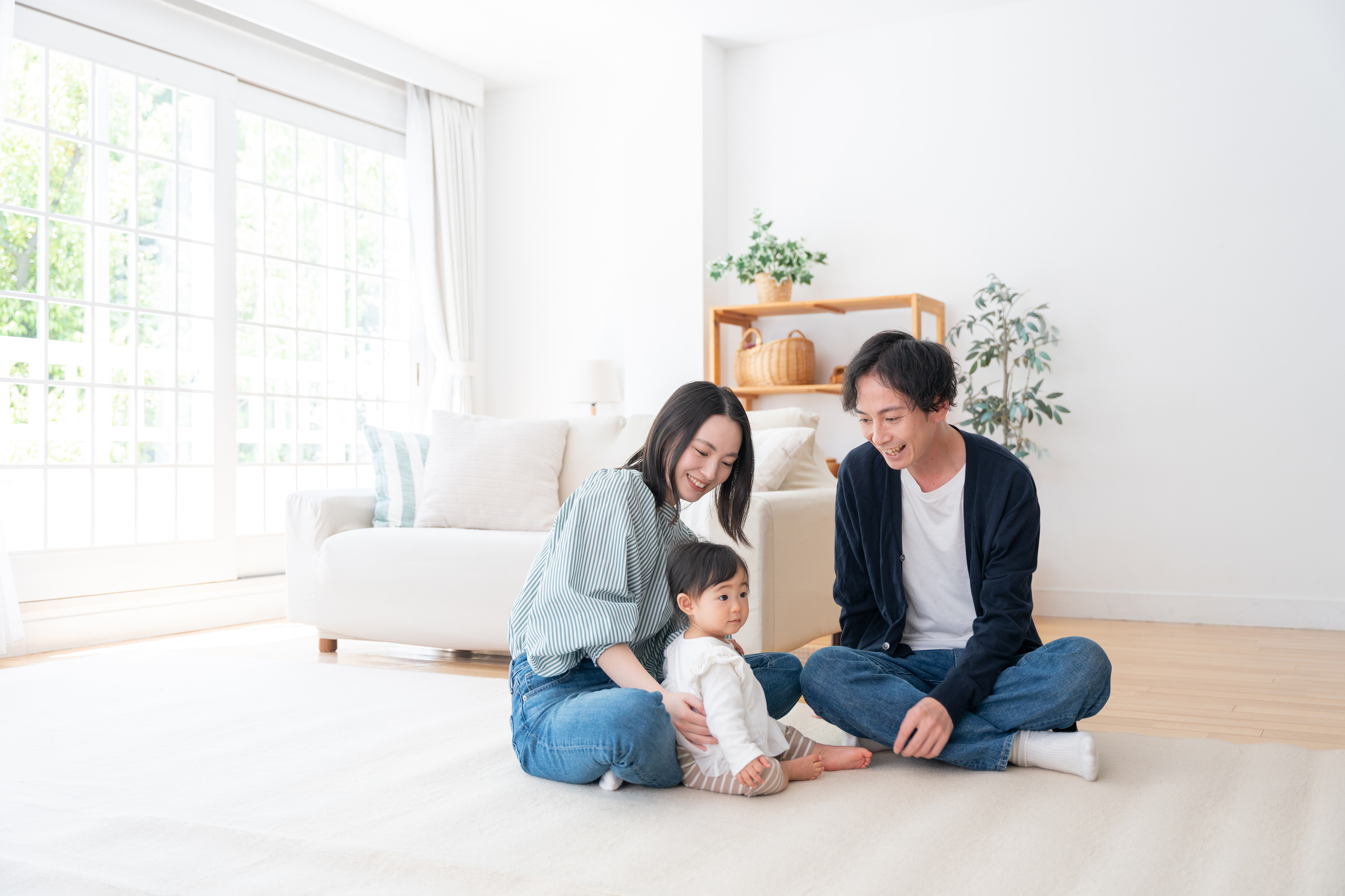 家で過ごす笑顔の3人家族（ファミリー・育児・